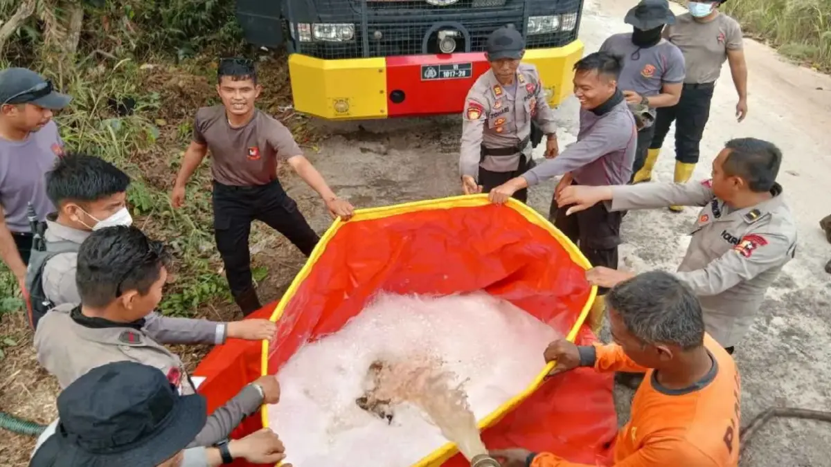 Tim pemadam karhutla menggunakan tandon portabel untuk mengatasi keterbatasan sumber air. (Humas Polri) 