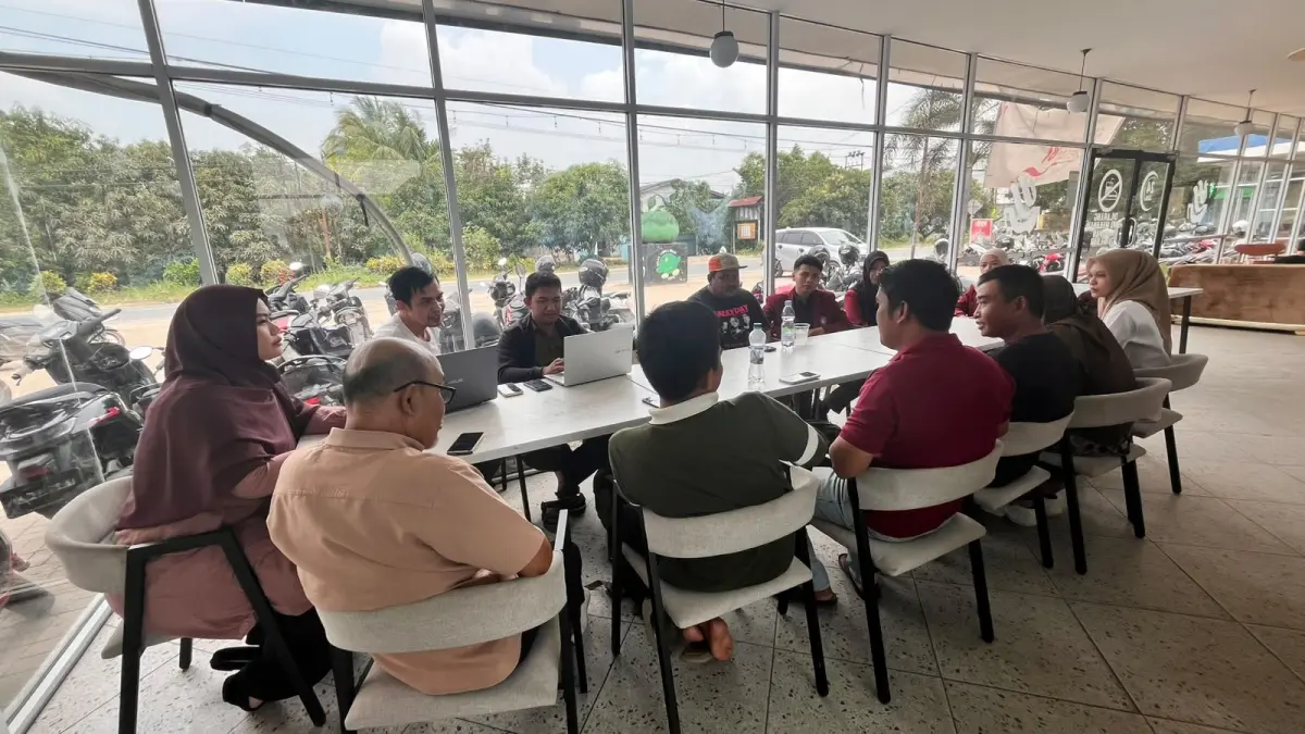 Tim PKM Poltesa saat memberikan pelatihan pengelolaan laporam keuangan berbasis vokasi kepada anggota koperasi dan pengurus BUMDes.