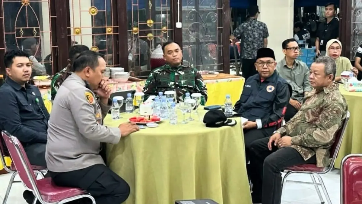Wabup Mempawah, Juli Suryadi saat menghadiri rapat evaluasi satgas karhutla