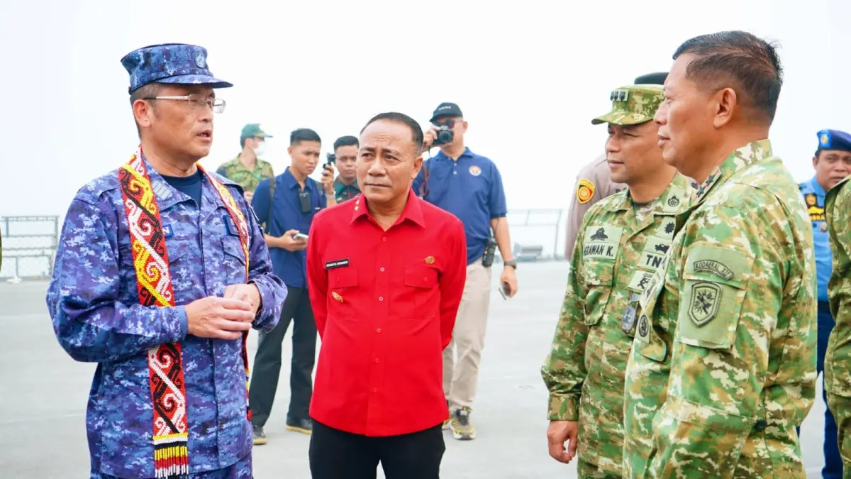 Wagub Kalbar berbincang dengan perwakilan tentara Jepang saat berada di pelabuhan Kijing Mempawah . (ISTIMEWA)