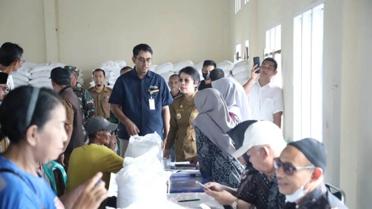 Wali Kota Singkawang Tjhai Chui Mie meninjau launching penyaluran bantuan pangan beras di Aula Kantor Kelurahan Roban, Selasa (8/9). (ISTIMEWA)
