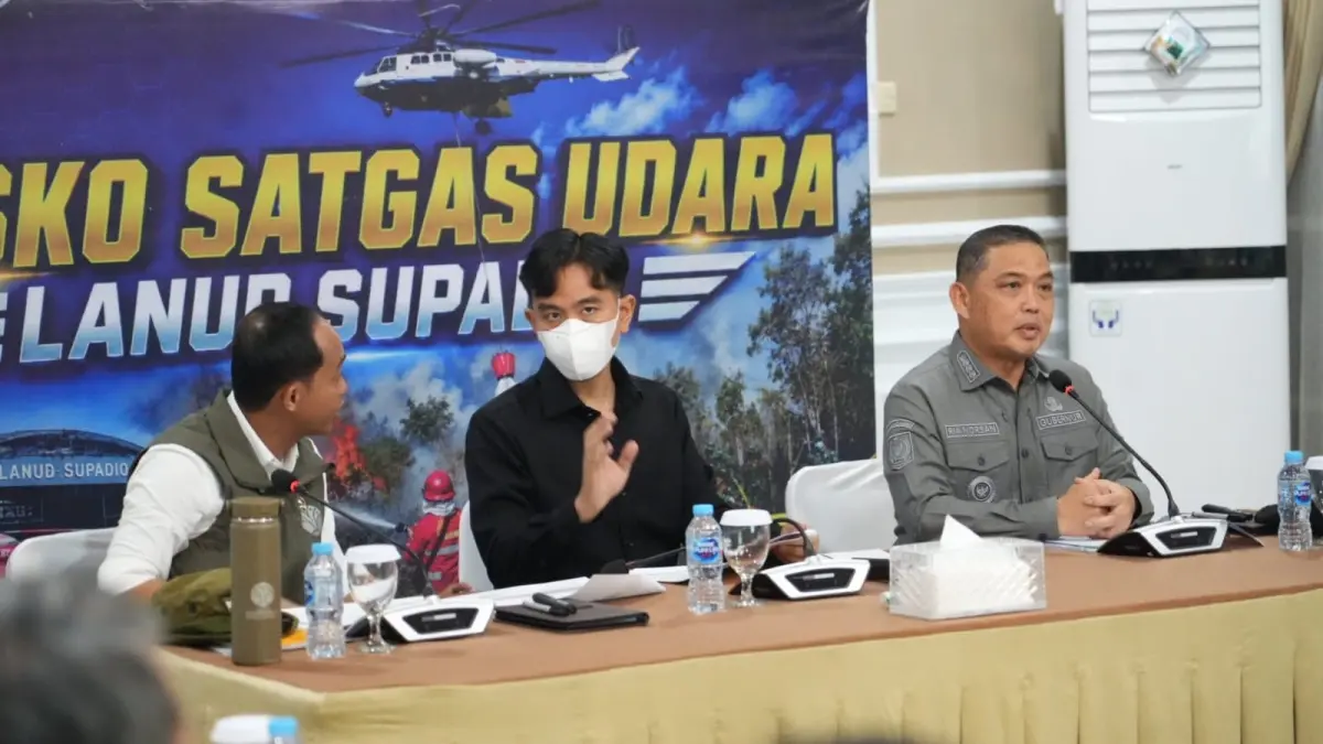 Wakil Presiden Republik Indonesia Gibran Rakabuming Raka memimpin Rapat Koordinasi Terbatas sekaligus meninjau langsung penanganan Kebakaran Hutan dan Lahan (Karhutla) yang didampingi Gubernur Kalbar Riar Norsan dan Menteri Kehutanan Raja Juli Antoni pada Kamis (10/9).&nbsp;(ADPIM PEMPROV KALBAR)