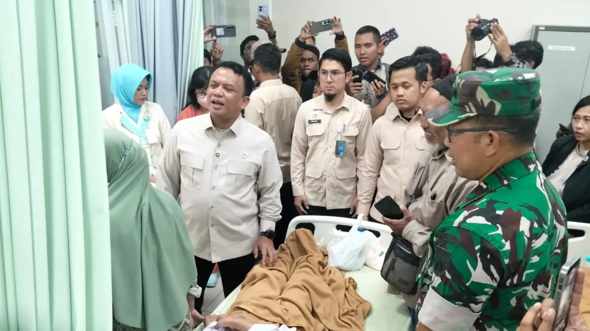 JENGUK KORBAN: Wakil Kepala Badan Gizi Nasional Mayjen TNI Trenggono menjenguk siswa korban dugaan keracunan Makan Bergizi Gratis yang menjalani perawatan di Pati, Jawa Tengah, Kamis (10/9). BGN menyatakan sebagian besar korban mulai pulih dan mengancam menutup permanen dapur yang terbukti tidak memenuhi standar. (JAWA POS)