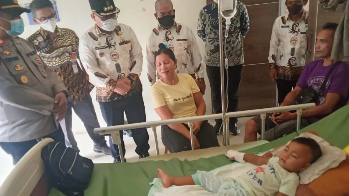 LAWAN ISPA: Seorang anak kecil menjalani perawatan ketika jajaran Forkopimcam Sengah Temila mengecek pasien di Puskesmas Pahauman, Kabupaten Landak, Kamis (10/9). Sepanjang Agustus 2026, puskesmas tersebut menangani 22 pasien ISPA melalui rawat inap dan 141 pasien melalui rawat jalan. FOTO: POLSEK SENGAH TEMILA