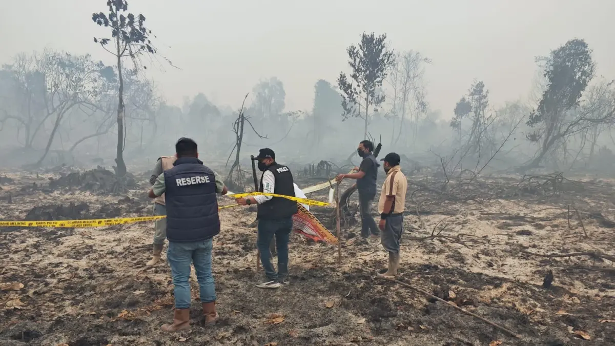 PASANG GARIS POLISI: Satgas Gakkum Satreskrim Polres Kubu Raya memasang garis polisi di lahan terbakar dalam kawasan HGU PT Pinang Witmas Abadi, Desa Pasak Tiang, Kecamatan Sungai Ambawang, Selasa (8/9). Polisi menyelidiki penyebab kebakaran yang menghanguskan sekitar 75 hektare lahan tersebut. FOTO: POLRES KUBU RAYA