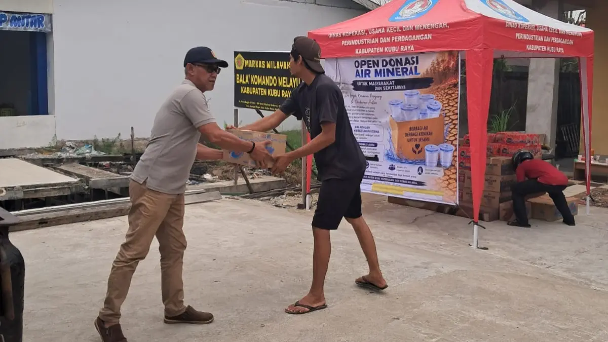 Bantuan air mineral dibagikan Bala Komando Kubu Raya kepada warga sekitar di Pos Komando.