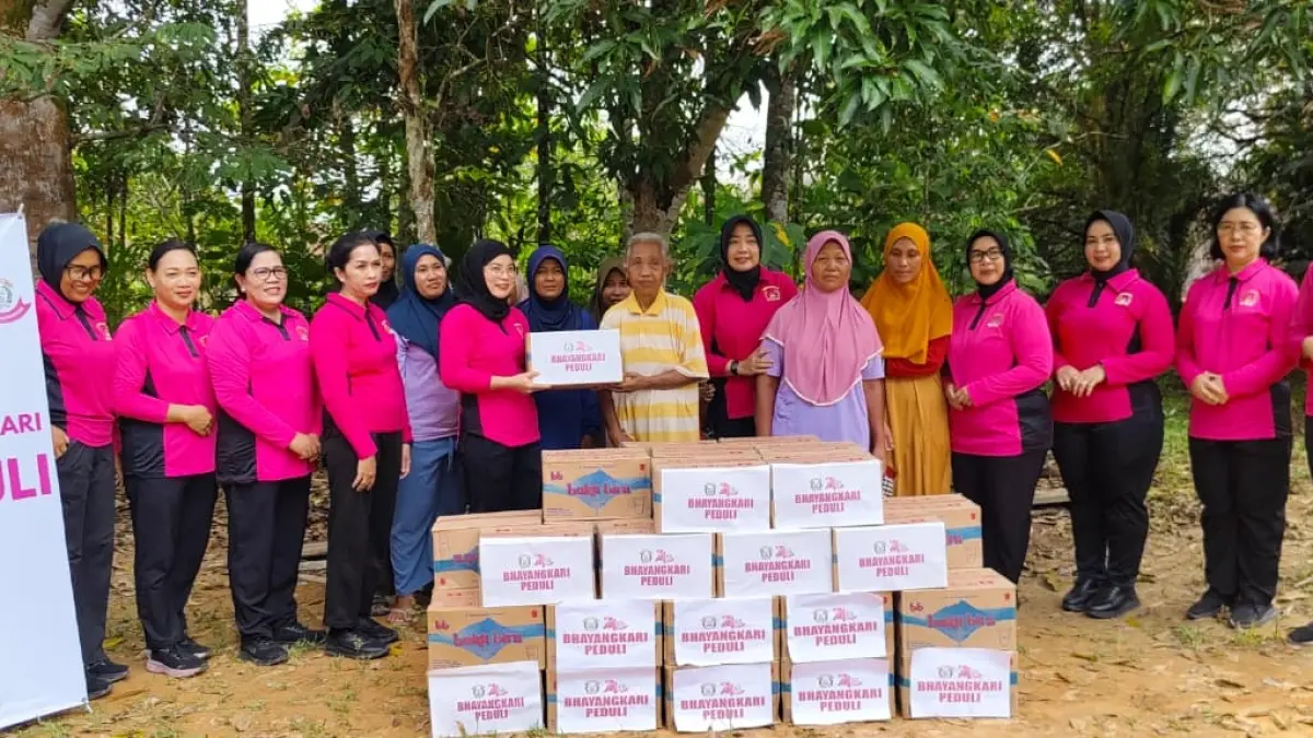 Bhayangkari Peduli  menyalurkan bantuan sosial (Bansos) kepada petugas pemadam dan warga terdampak Karhutla di Dusun Sahui RT 008, Desa Sayut, Kecamatan Putussibau Selatan.(ISTIMEWA) 