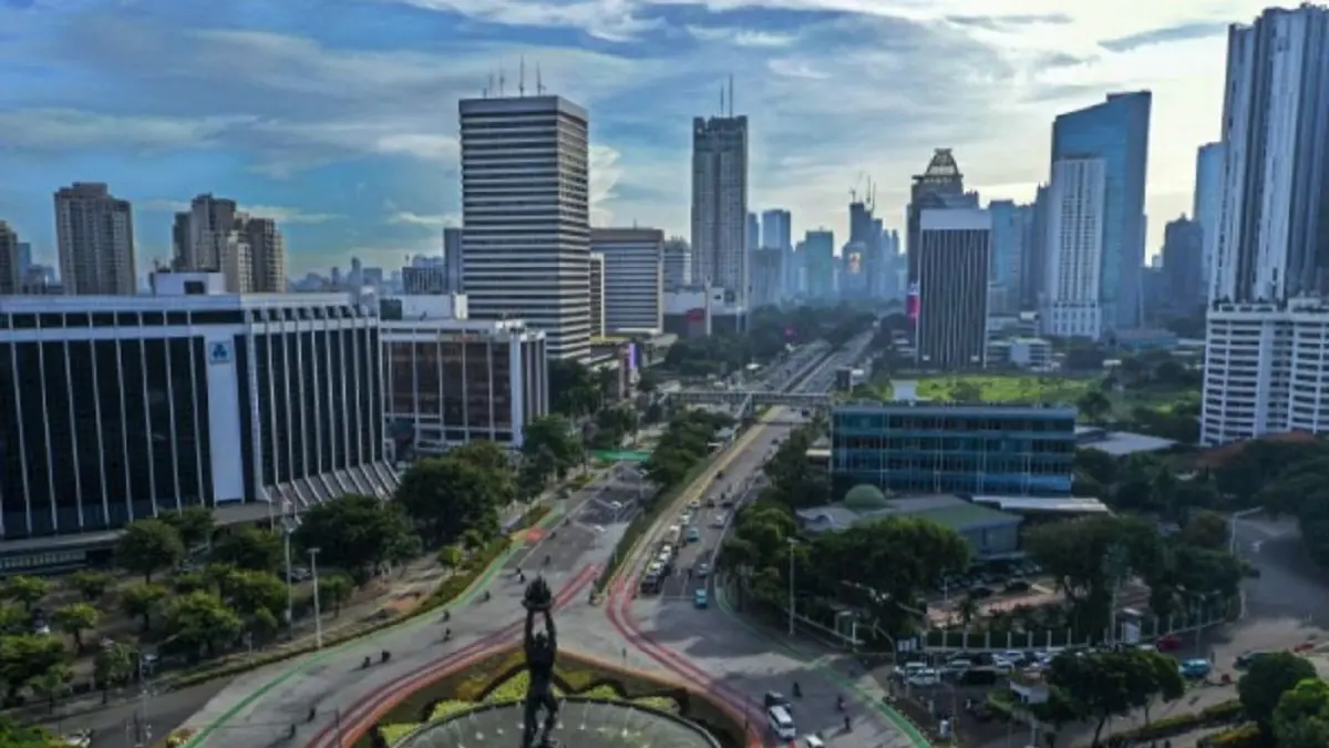 Foto udara suasana gedung bertingkat di kawasan Jalan Jenderal Sudirman, Jakarta, Jumat (3/4/2020). (ANTARA FOTO/Galih Pradipta/pras)