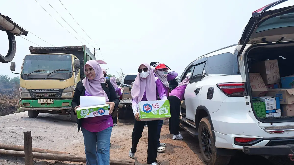 Gatriwara DPRD Ketapang menyalurkan bantuan kepada relawan pemadam di Desa Sungai Pelang, Matan Hilir Selatan, Kamis (10/9). (ISTIMEWA)

