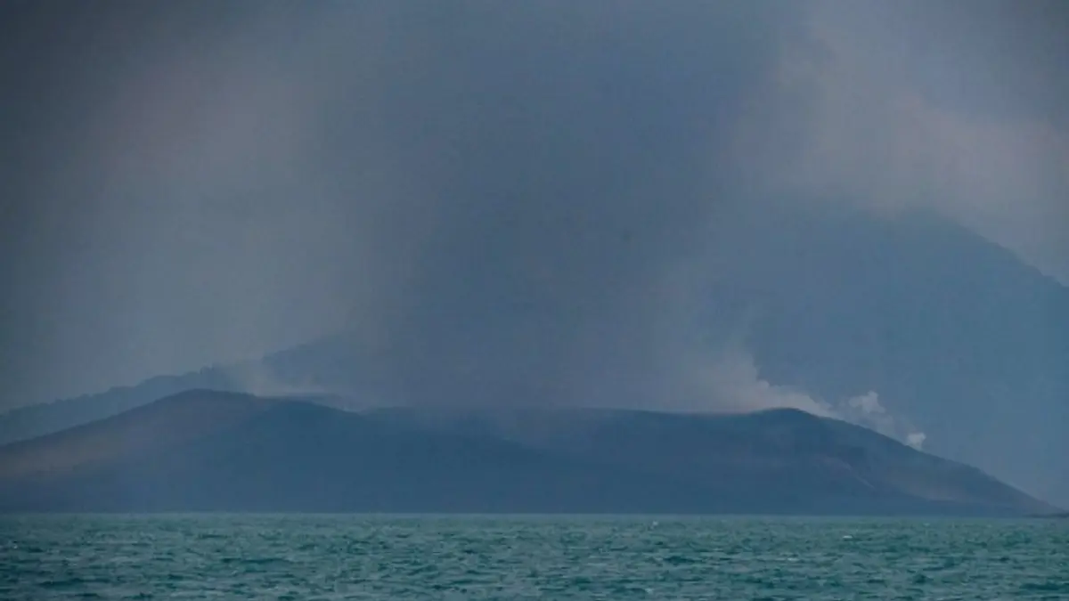 Gunung Anak Krakatau mengeluarkan asap terlihat dari perairan Selat Sunda di Kabupaten Lampung Selatan, Lampung, Rabu (9/9). (ANTARA FOTO/Putra M. Akbar/YU/am.)