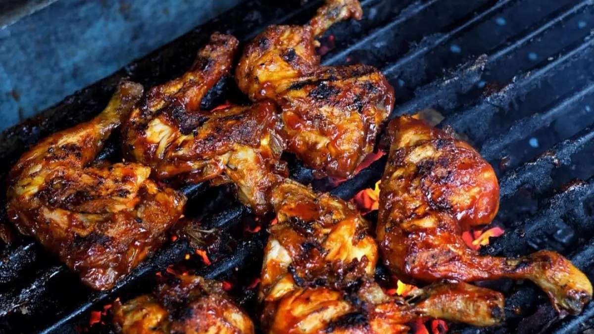 Ilustrasi BBQ menggunakan arang.