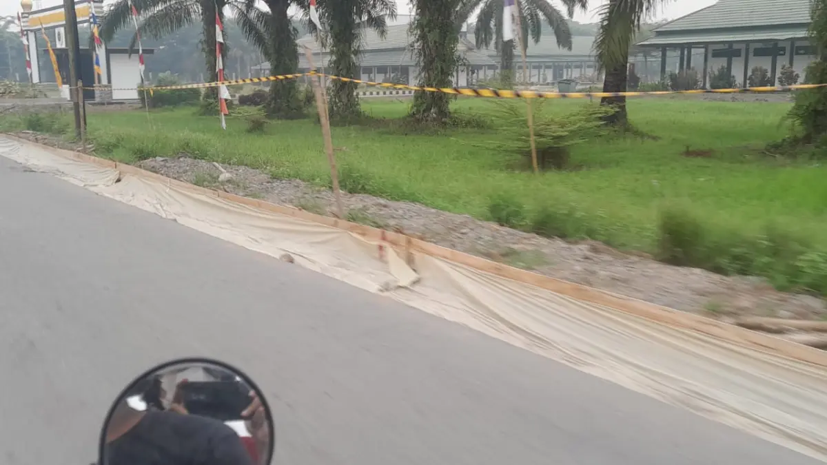Kegiatan pelebaran jalan Raya Sambas- Sejangkung di ruas Desa Sebayan Kecamatan Sambas terus diselesaikan.