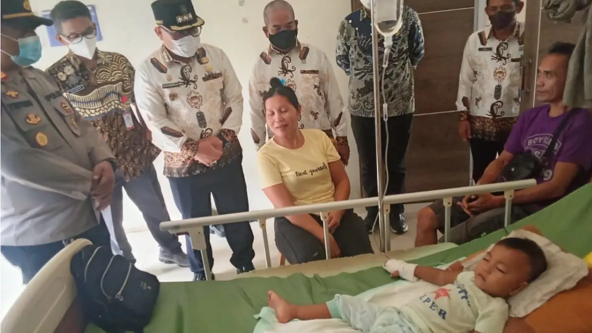 Kepala Puskesmas Pahauman, Budi Santosa bersama Kapolsek Sengah Temila AKP Triyono meninjau pasien ISPA yang menjalani perawatan di Puskesmas Pahauman Kecamatan Sengah Temila, Kamis (10/9). (ISTIMEWA)