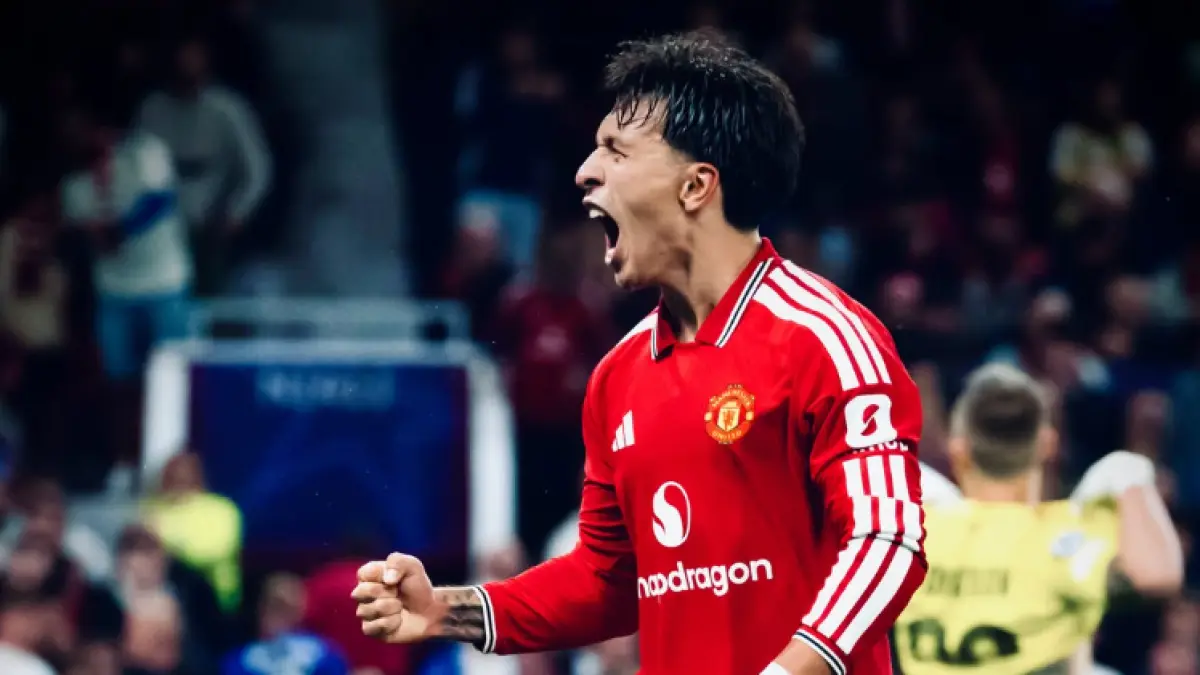 Lisandro Martinez berselebrasi usai mencetak gol ke gawang Sabah FK melengkapi kemenangan Manchester United 4-0. (IG@manutd)