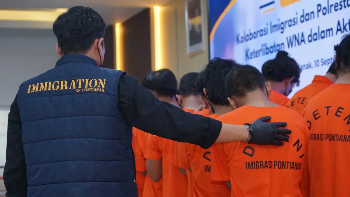 Puluhan WNA yang berhasil diamankan oleh Kantor Imigrasi Kelas I TPI Pontianak dengan dugaan aktivitas scamming atau penipuan daring. (DOK KANTOR IMIGRASI KELAS I TPI PONTIANAK)