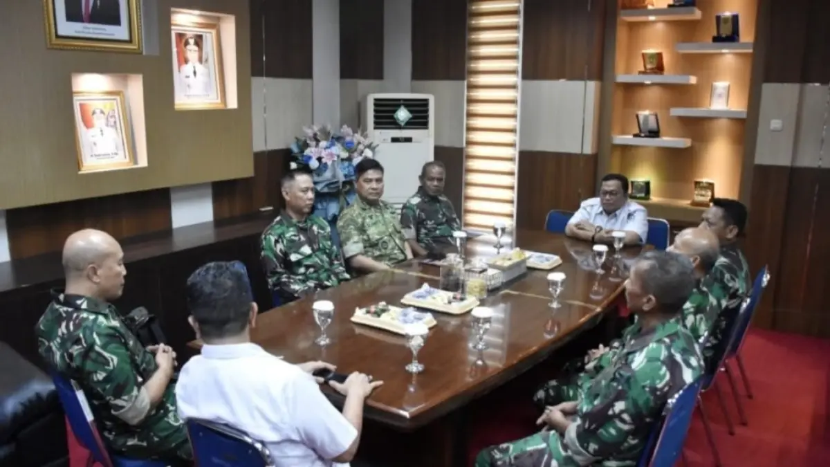 Wakil Bupati Kubu Raya Sukiryanto menerima kunjungan Tim Satgas Penyuluhan Karhutla Mabes TNI di ruang kerja Wakil Bupati Kubu Raya, Rabu (9/9).