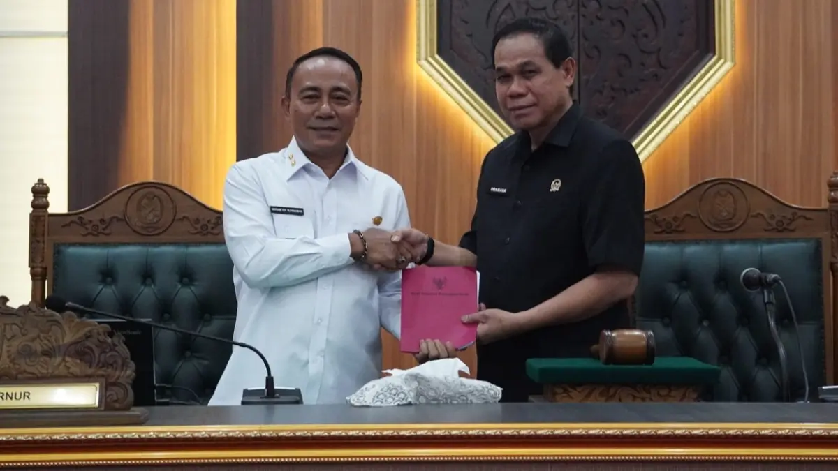 Wakil Gubernur Kalimantan Barat, Krisantus Kurniawan saat menyerahkan dokumen yang berisikan jawaban Pemerintah Provinsi Kalbar atas pemandangan umum fraksi DPRD dalam Rapat Paripurna DPRD Kalbar. (Adpim Pemprov Kalbar)