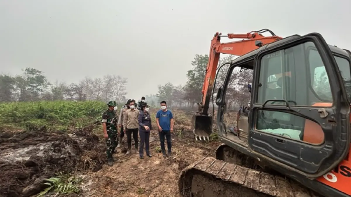 Wali Kota Singkawang Tjhai Chui Mie meninjau proses normalisasi saluran air di lokasi rawan karhutla, Kamis (10/9/2026).(MC)