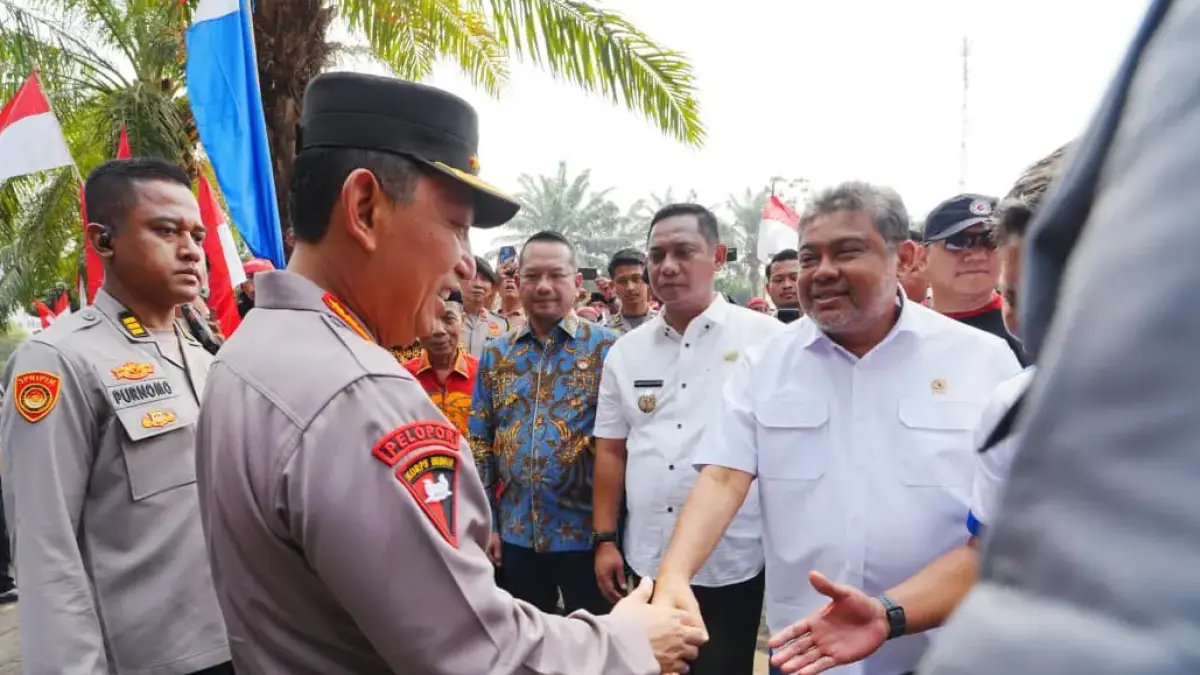 DIALOG BURUH: Kapolri Jenderal Polisi Listyo Sigit Prabowo menyalami tokoh buruh Said Iqbal saat Konsolidasi Akbar FSPMI di Kawasan Industri MM 2100, Kabupaten Bekasi, Jumat (11/9). Pertemuan tersebut membahas hubungan industrial, revisi UU Cipta Kerja, dan keberlanjutan investasi. FOTO: ISTIMEWA