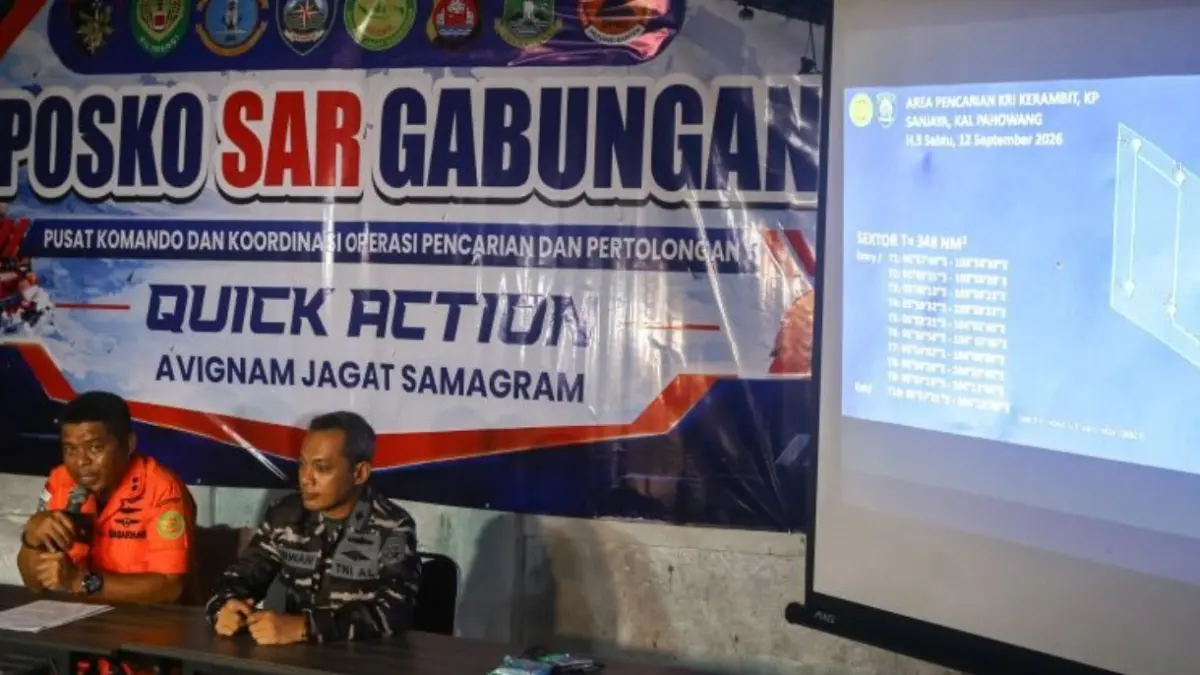 Kepala Kantor Basarnas Banten Al Amrad (kiri) dan Komandan Lanal Banten Letkol Laut (P) Wawan Subagyo Mardani (kanan) memberikan keterangan pada hari kelima pencarian jurnalis dan awak kapal yang hilang kontak di Posko SAR Dermaga Marina Carita, Pandeglang, Banten, Sabtu (12/9/). ( ANTARA FOTO/Angga Budhiyanto/tom.)