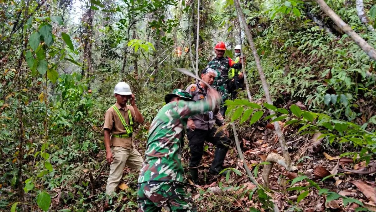 Petugas gabungan berjalan menuju titik api di lereng Bukit Seraya, Dusun Seraya, Desa Kawat, Kecamatan Tayan Hilir, Sanggau, saat melakukan pemadaman karhutla, Kamis (10/9/2026). Medan berbukit menjadi tantangan petugas dalam menjangkau sejumlah titik kebakaran.
