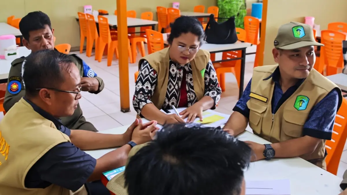 Bappenda bersama Satpol PP dan Diskominfo Sintang melakukan penagihan, pengawasan dan penertiban terhadap empat pelaku usaha rumah makan dan kafe di wilayah Sintang. (RISKA / PONTIANAK POST)