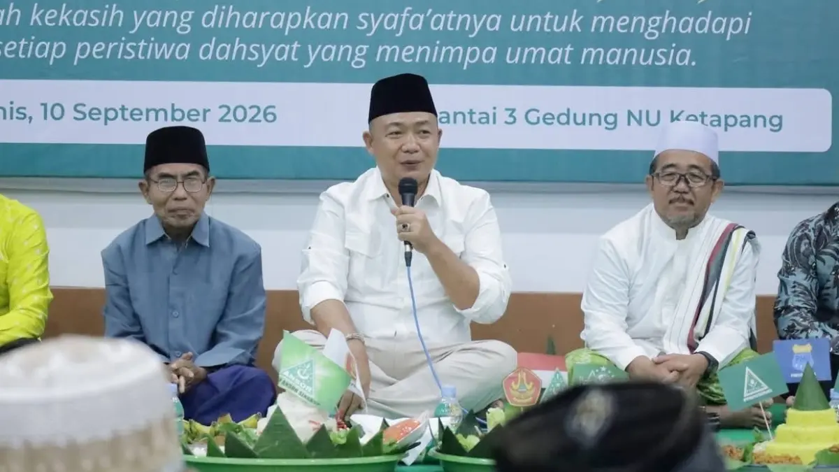 Bupati Ketapang, Alexander Wilyo, memberikan sambutan saat menghadiri Maulid Nabi yang digelar PCNU Ketapang, Kamis (10/9) malam. (ISTIMEWA)