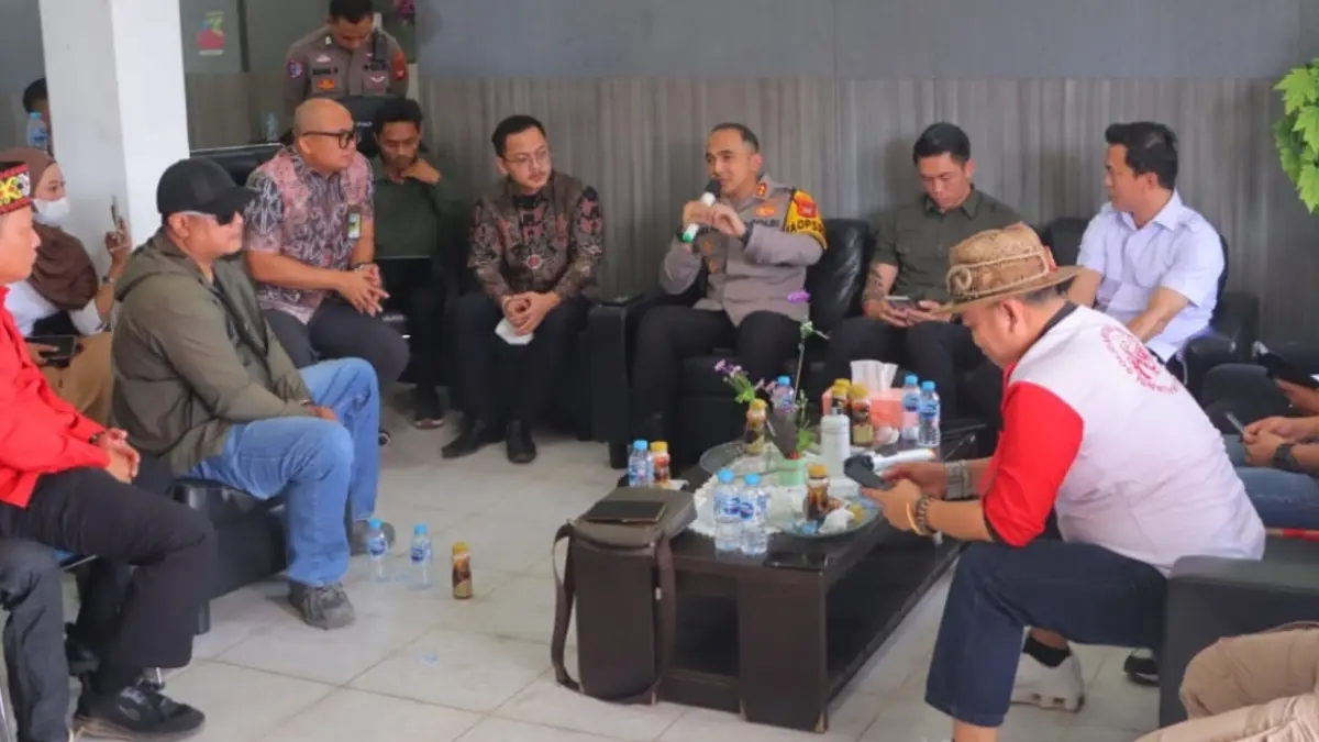 Kapolres Sintang AKBP Budi Hartono Sutrisno meminta Pertamina bersama pengelola SPBU mencari solusi agar pelayanan pengisian bahan bakar minyak (BBM) kepada masyarakat tidak terganggu. (ISTIMEWA)