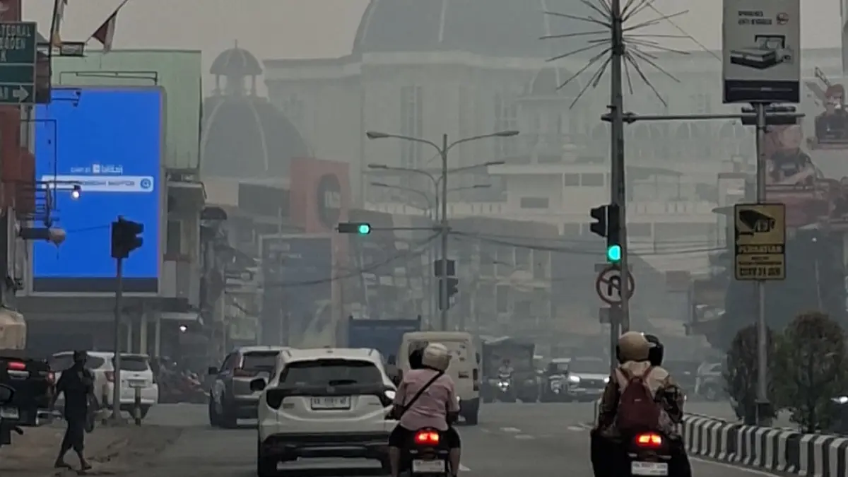Kondisi kabut asap di jalan Jl. Gajahmada Pontianak (HANIF/PONTIANAK POST)