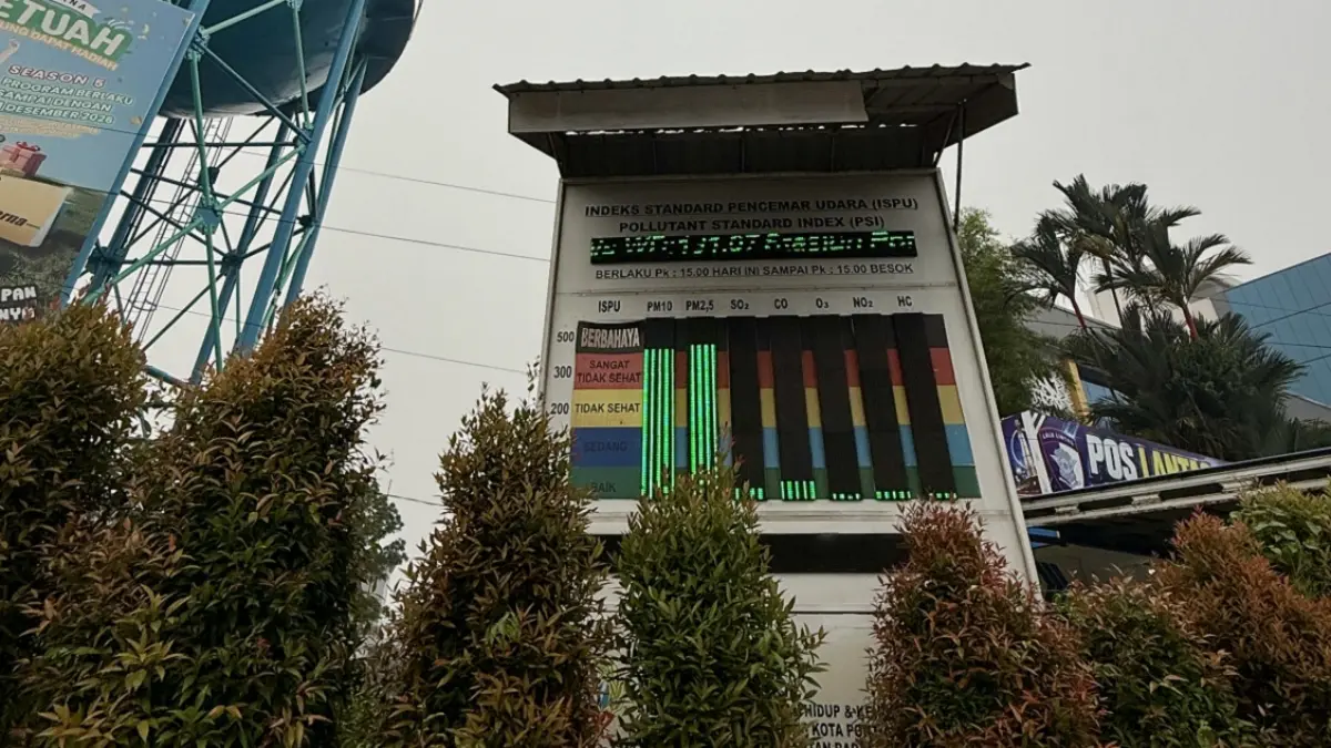 Kualitas udara di Kota Pontianak sudah masuk status berbahaya, terlihat di Papan Indeks Standar Pencemaran Udara (ISPU) di simpang Jalan Ahmad Yani, Jumat (11/9). (MEIDY KHADAFI/PONTIANAK POST)