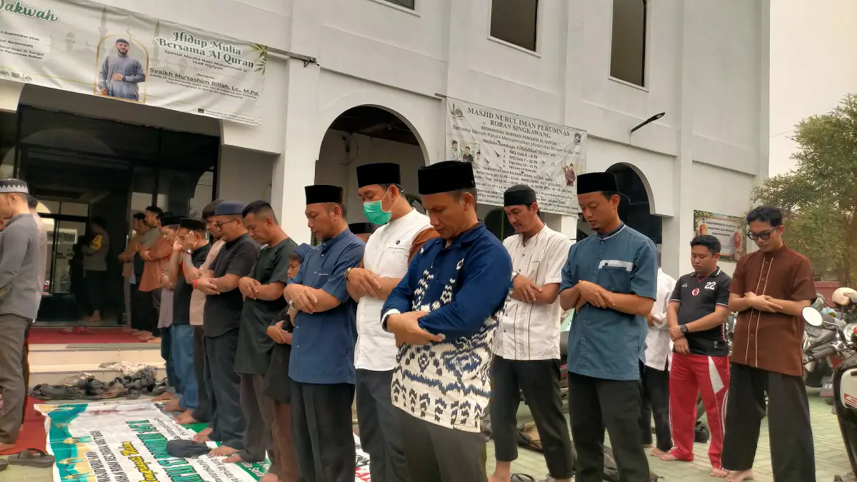 Pelaksanaan Salat Istisqa di Masjid Nurul Iman, Kelurahan Roban, Kecamatan Singkawang Tengah, Jumat (11/9).