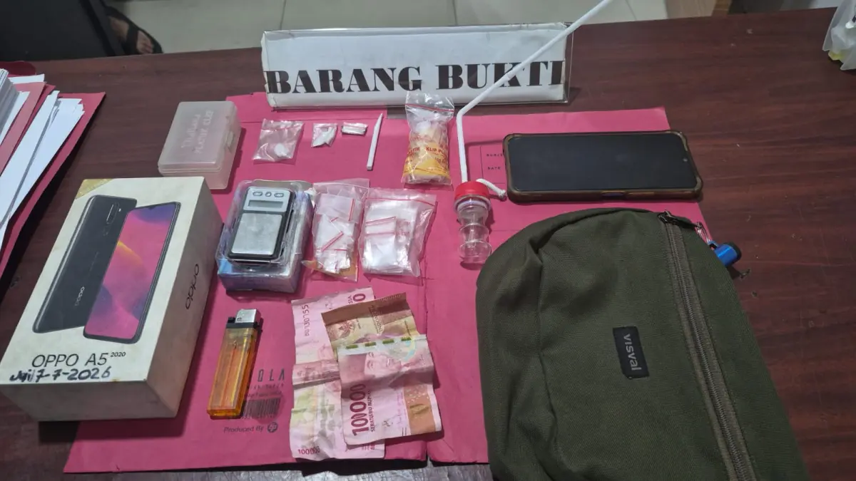 Polres Landak mengamankan sejumlah barang bukti dari W (23) yang ditangkap di Desa Pawis Hilir, Kecamatan Jelimpo. (ISTIMEWA)
