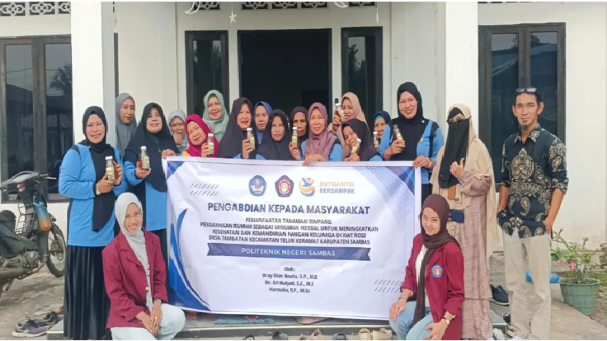Tim PKM Poltesa dalam kegiatan pelatihan dan pendampingan pengolahan minuman herbal berbahan tanaman rimpang di KWT Rose, Desa Tambatan, Kecamatan Teluk Keramat.
