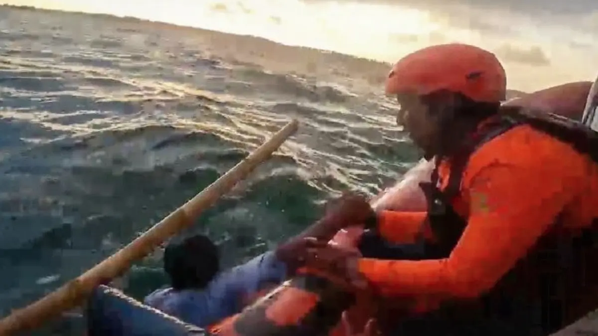 Tim Rescue Kantor SAR Banyuwangi, jawa Timur, mengevakuasi nelayan tenggelam, Sabtu (12/9). (ANTARA/HO-Kantor SAR Banyuwangi)