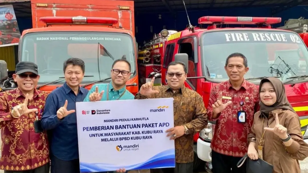 Wakil Kubu Raya, Sukiryanto secara simbolis menerima bantuan APD dari Bank Mandiri untuk penanganan karhutla, Jumat (11/9). (Prokopim Kubu Raya)
