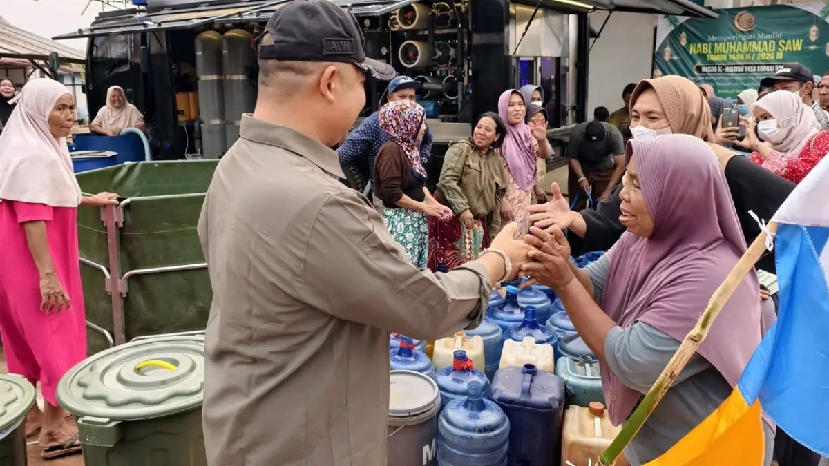Warga antusias mengantri untuk mendapatkan air bersih yang sudah diolah dan layak untuk dikonsumsi. (ISTIMEWA)