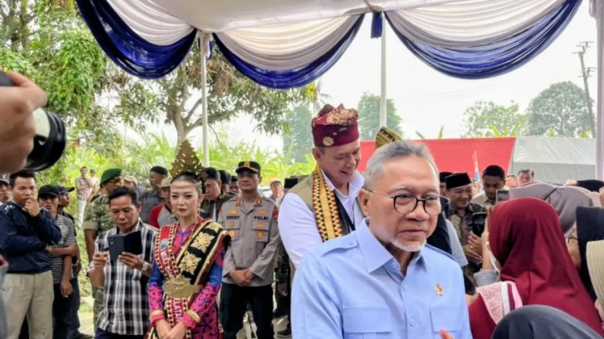 Menteri Koordinator (Menko) Bidang Pangan Zulkifli Hasan (Zulhas) bersama Direktur Utama Perum Bulog Ahmad Rizal Ramdhani meninjau penyaluran bantuan pangan kepada masyarakat, di KDKMP Desa Pisang, Kecamatan Penengahan, Kabupaten Lampung Selatan, Jumat. (ANTARA/Riadi Gunawan)