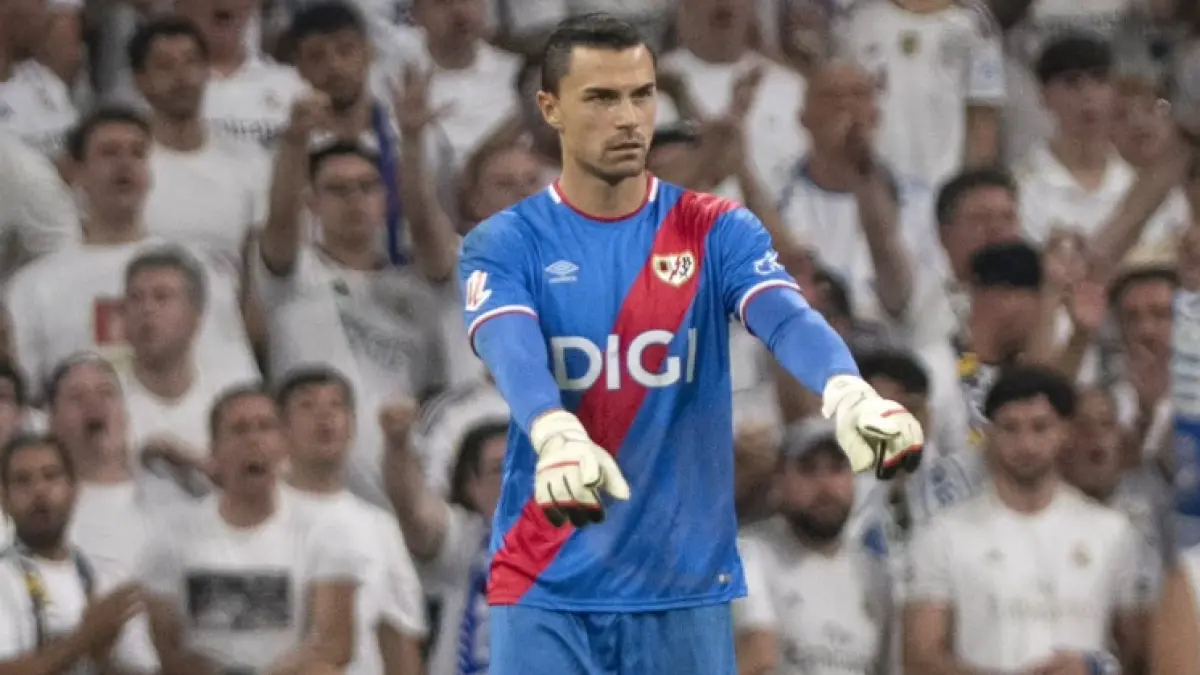 Emil Audero menjalani debut bersama Rayo Vallecano melawan Real Madrid di Santiago Bernabeu. (IG@rayovallecano)