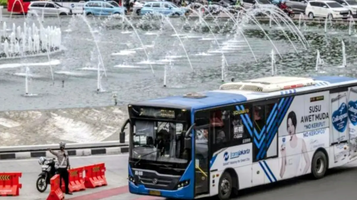 Ilustrasi - Bus Transjakarta koridor 1 Blok M-Kota melintas di kawasan Bundaran HI, Jakarta. (ANTARA FOTO/Aprillio Akbar).
