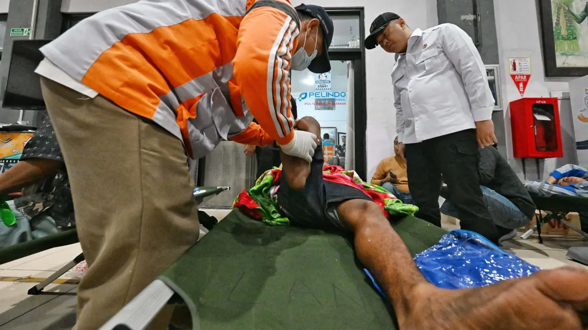 JENGUK KORBAN: Menteri Perhubungan Dudy Purwagandhi menjenguk korban selamat KMP Virgo Transport 8 yang menjalani perawatan di Banjarmasin, Minggu (13/9). (FOTO: KEMENHUB)