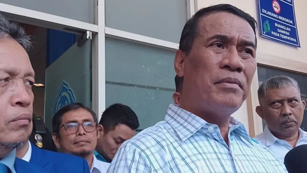 Menteri Pertanian (Mentan) Andi Amran Sulaiman disela kehadirannya di Universitas Muhammadiyah Makassar memastikan kondisi kelangkaan bahan bakar minyak (BBM) tidak berdampak signifikan terhadap distribusi bahan pangan di Sulawesi Selatan. (ANTARA/ Suriani Mappong)