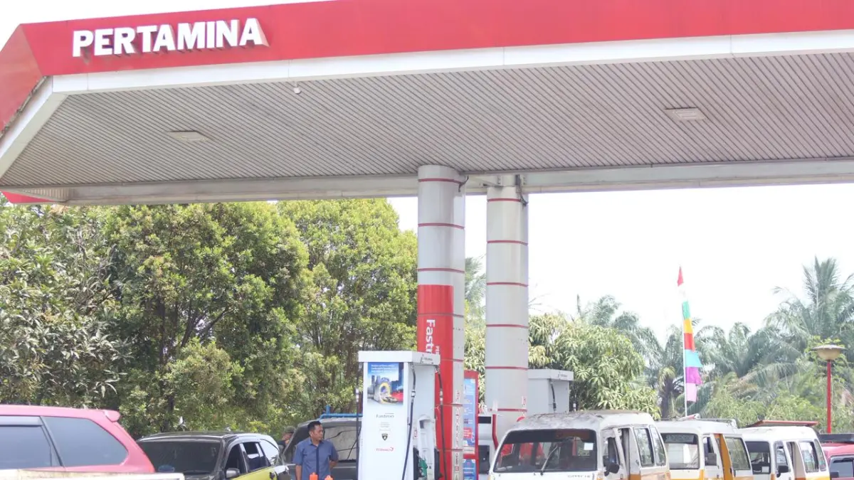 Sejumlah kendaraan mengantre di salah satu SPBU di Balikpapan, Kalimantan Timur. (KALTIM POST)