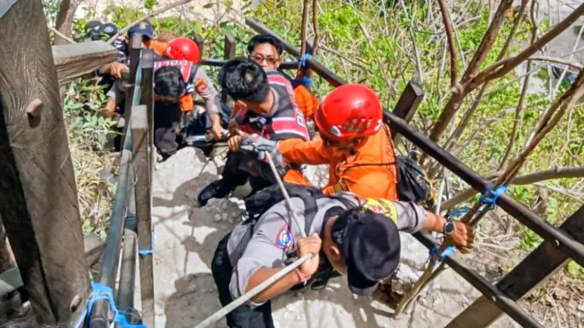 Tim SAR gabungan saat proses evakuasi jasad WNA asal Australia yang jatuh di tebing Pantai Kelingking, Denpasar, Sabtu (12/9). (ANTARA/HO-Basarnas Bali)