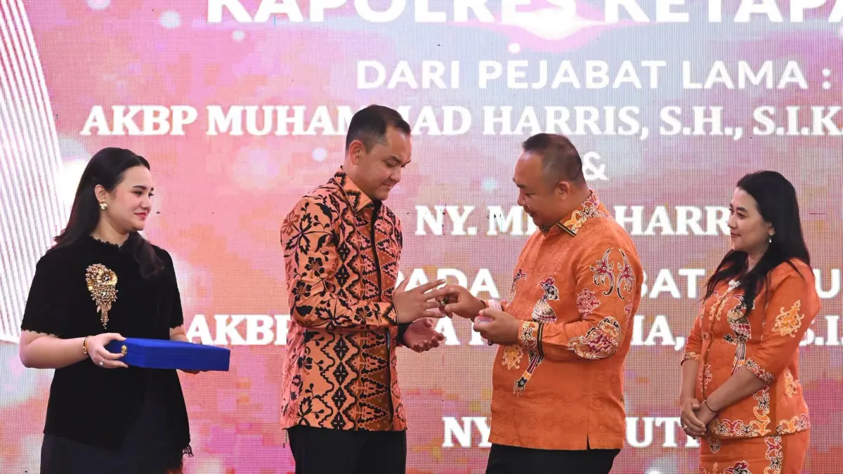 Bupati Ketapang, Alexander Wilyo, memberikan cinderamata kepada AKBP M. Harris, pada acara pisah sambut Kapolres Ketapang, Jumat (11/9) malam. (ISTIMEWA)