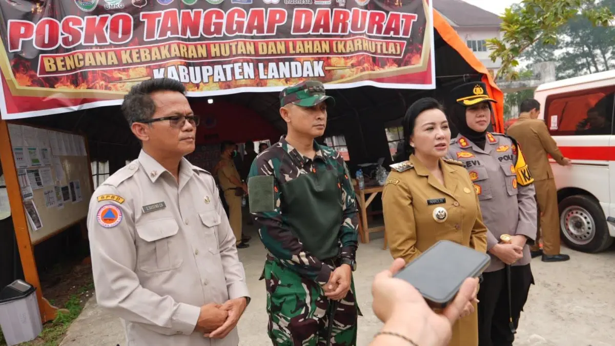 Bupati Landak Karolin Margret Natasa memantau posko tanggap darurat Karhutla pada Jumat (11/9). (HUMAS PEMKAB LANDAK)