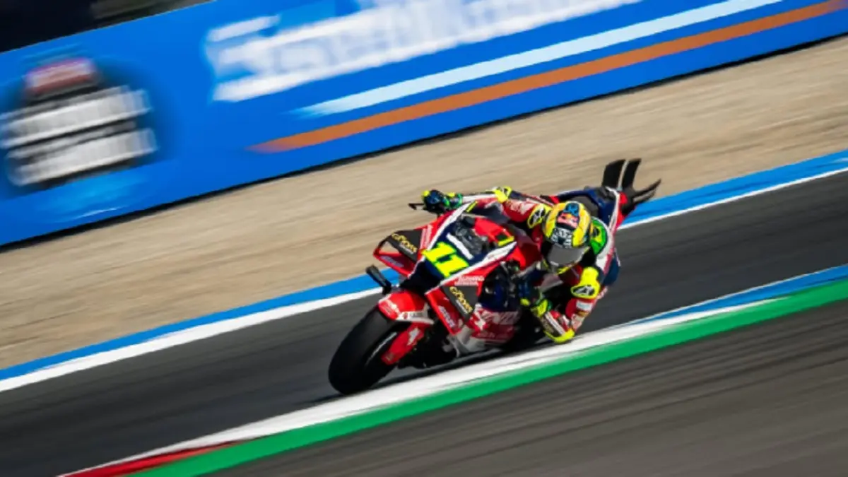 Diogo Moreira kembali ke pit setelah terjatuh pada MotoGP San Marino 2026 di Sirkuit Misano. (INSTAGRAM/@ldiogomoreira_11)