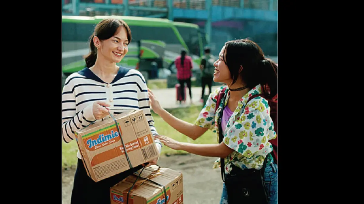 Katia (kiri, Enzy Storia) dalam Film Agensi Rumah Tangga (STARVISION/DOK JAWAPOS)