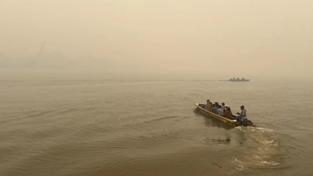 Kondisi kabut asap menyelimuti kawasan Sungai Kapuas di Kota Pontianak, Minggu (13/9) pagi. (IDIL AQSA AKBARY/PONTIANAK POST)