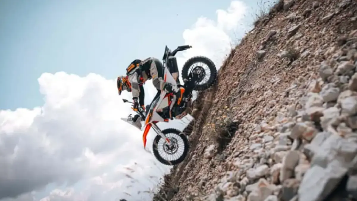 KTM 690 Rally 2027 mengusung desain rally dengan tangki bahan bakar ganda, windshield terintegrasi dan mesin satu silinder 692,7 cc. (RIDEAPART)