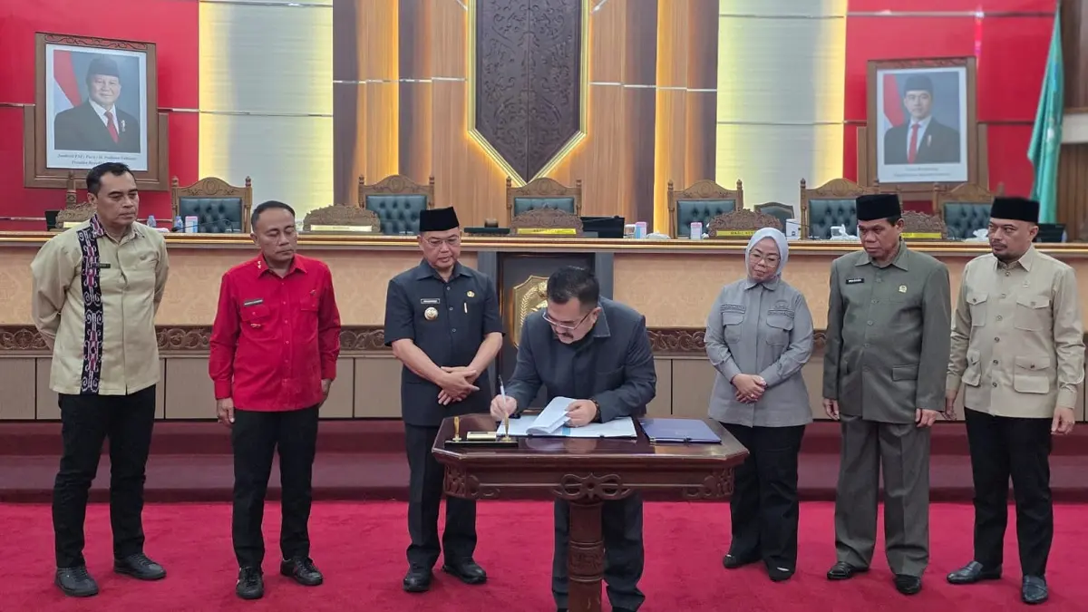 Penandatanganan Berita Acara Persetujuan Bersama antara Gubernur Kalbar dan Pimpinan DPRD Provinsi Kalbar sebagai bagian dari proses penetapan Raperda Perubahan APBD TA 2026 menjadi perda, Jumat (11/9). (Adpim pemprov Kalbar)